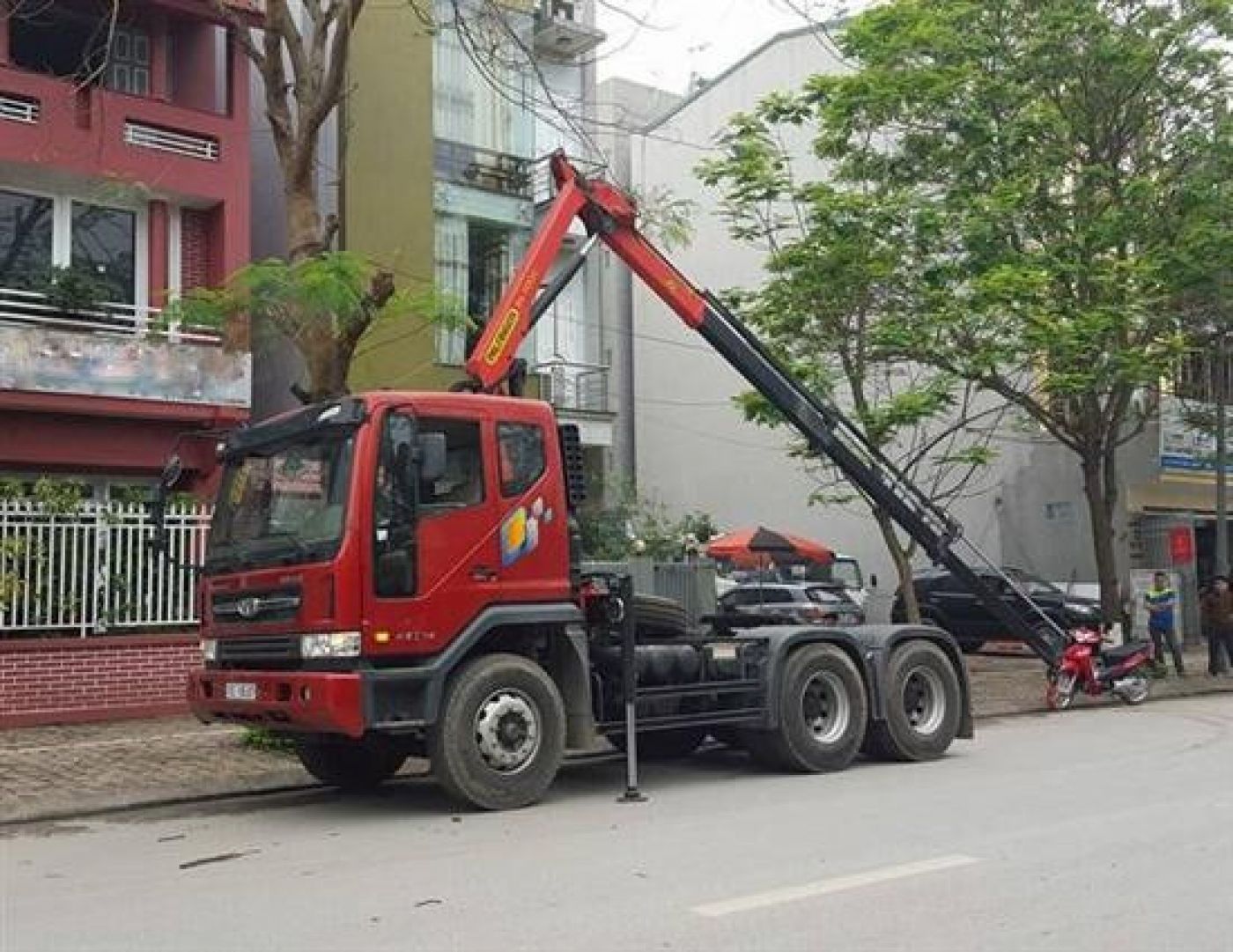 Xe đầu kéo Daewoo V3TEF gắn cẩu