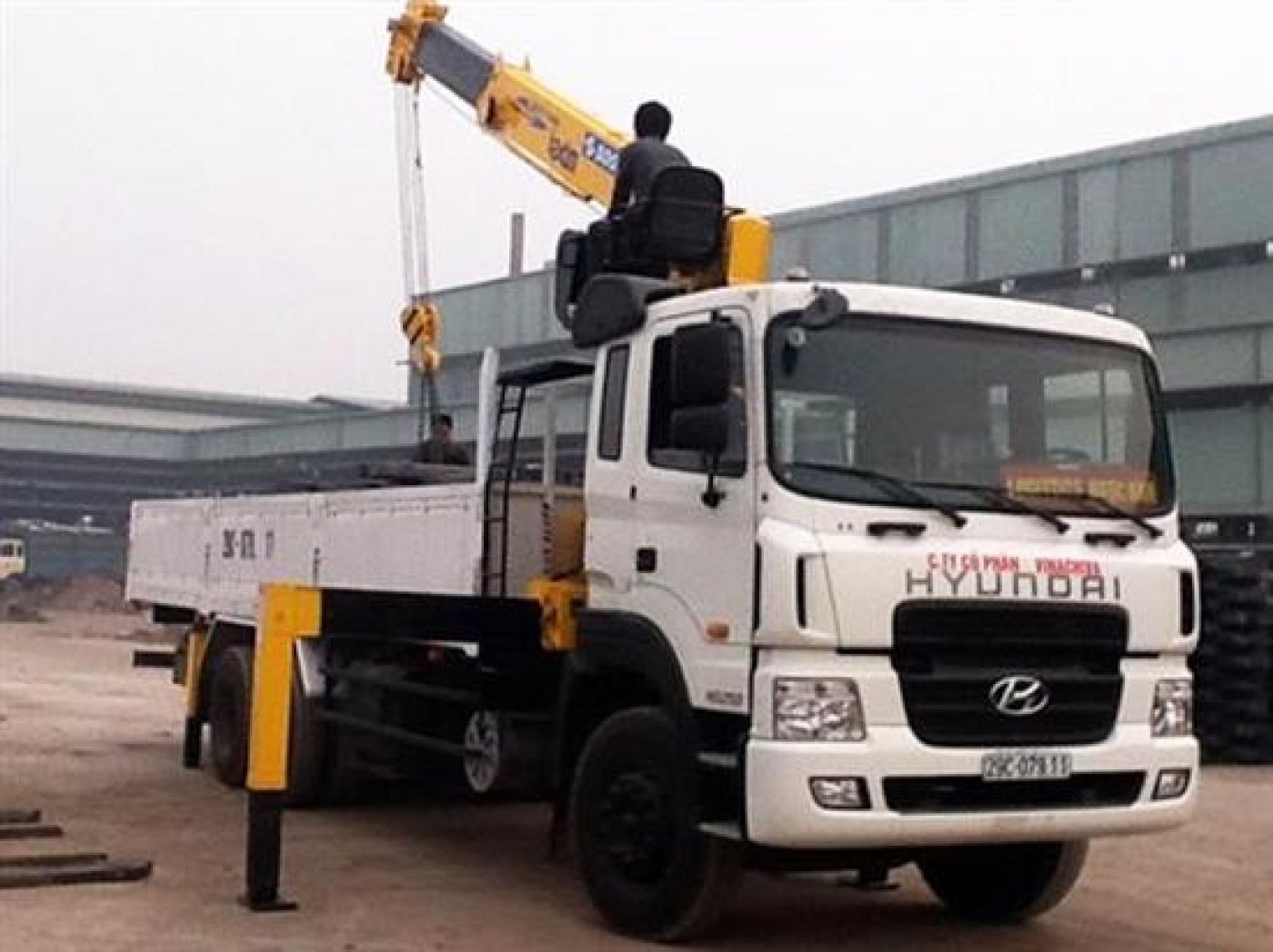 Xe cẩu tự hành Hyundai HD250 tải trọng 11.6 tấn