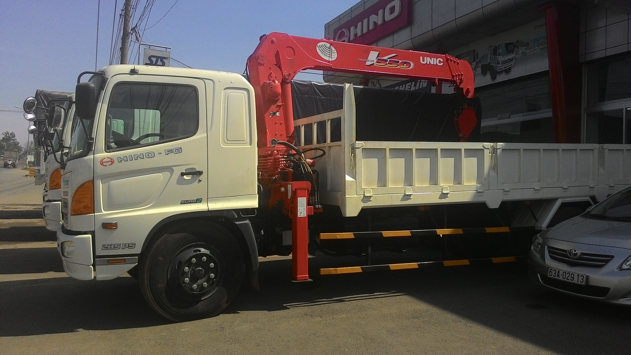 Xe tải Hino FG8 JPSL tải trọng 6.7 tấn gắn cẩu