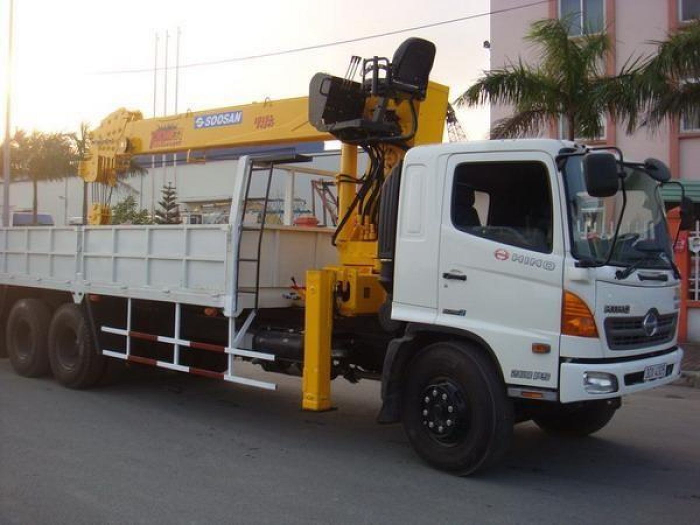 Xe tải Hino FL8 JTSL tải trọng 14.1 tấn gắn cẩu