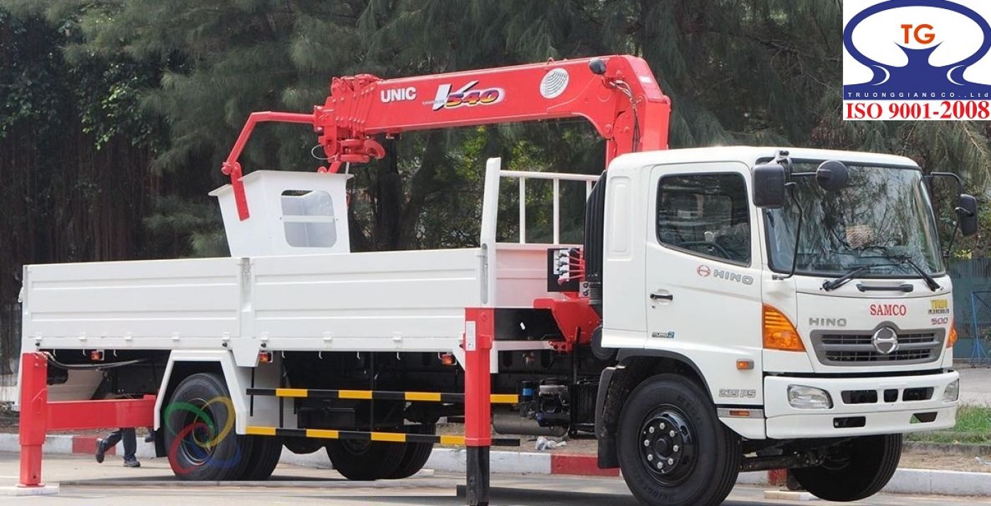 Xe tải Hino FC9 tải trọng 4.9 tấn gắn cẩu