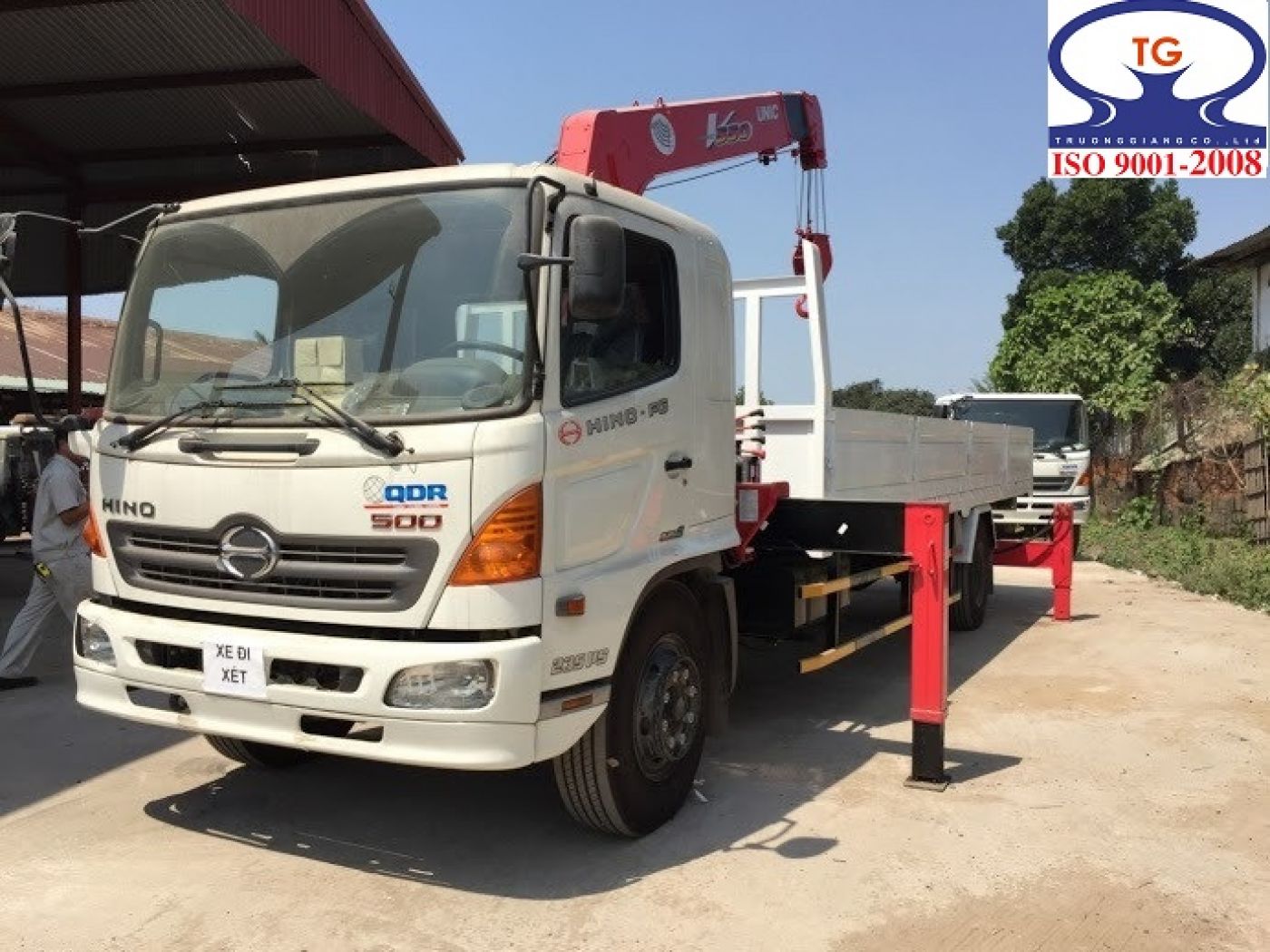 Xe tải Hino FG8 JPSL tải trọng 6.7 tấn gắn cẩu